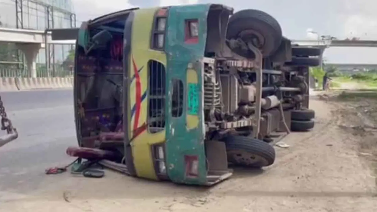 আগে যাওয়া নিয়ে রেষারেষি, এক বাসের ধাক্কায় আরেকটি উল্টে আহত ১২