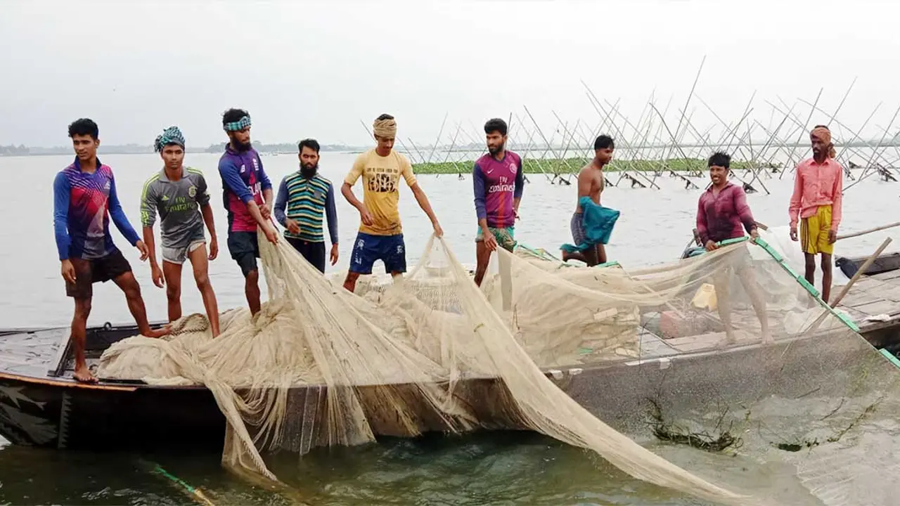 ২২ দিন মাছ ধরা বন্ধ, এবার ৫ কেজি চাল বেশি পাচ্ছেন জেলেরা