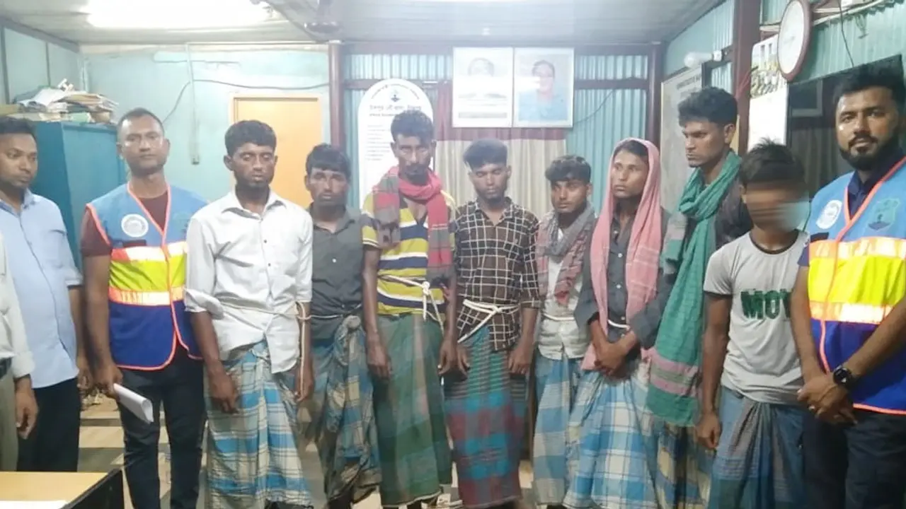 চাঁদপুরে ইলিশ ধরায় ৩৫ জেলে আটক