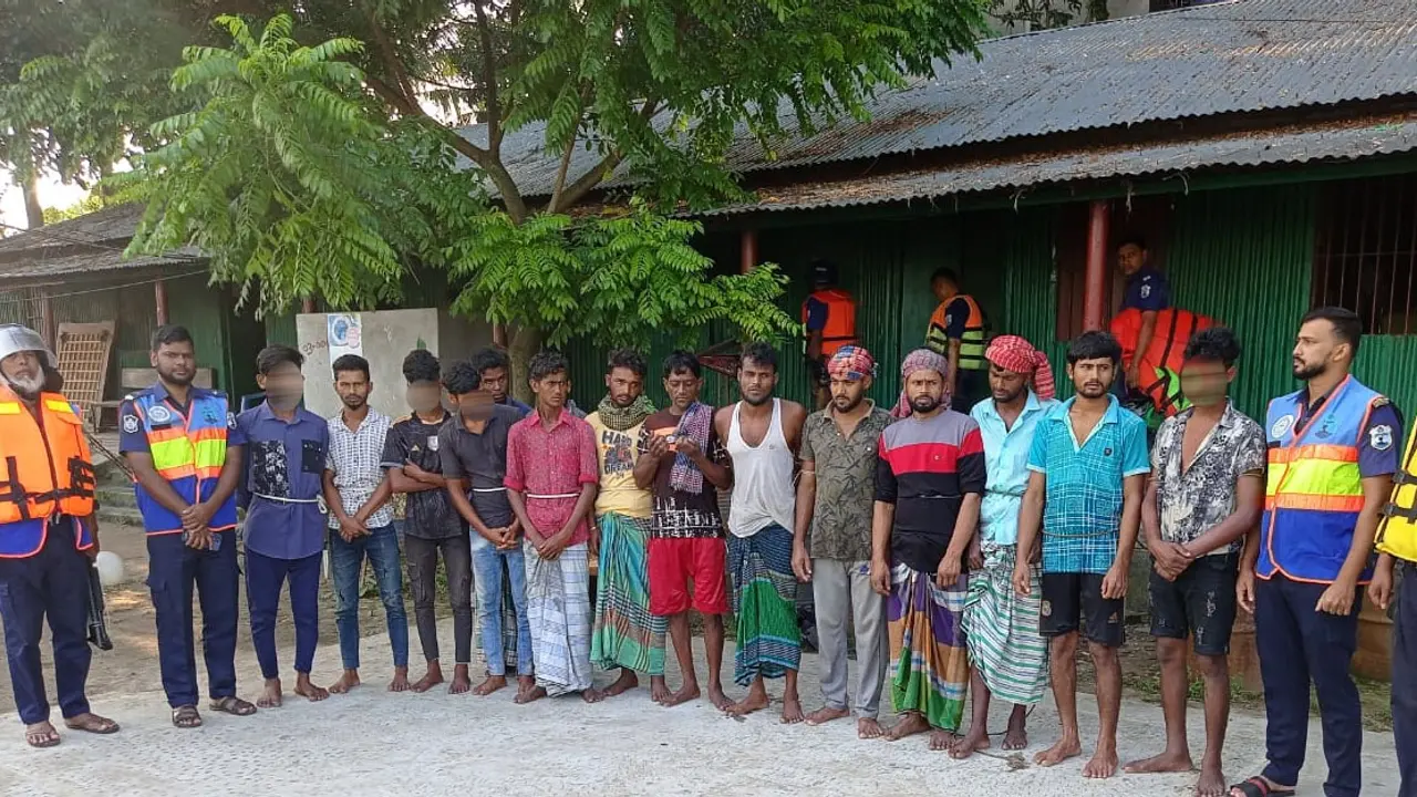 নিষেধাজ্ঞা অমান্য করে ইলিশ ধরায় ১৮ জেলে আটক