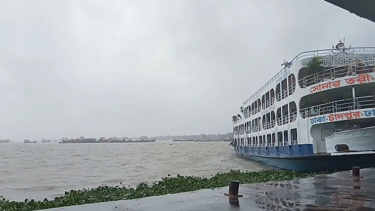 চাঁদপুরে লঞ্চ চলাচল বন্ধে বিপাকে যাত্রীরা