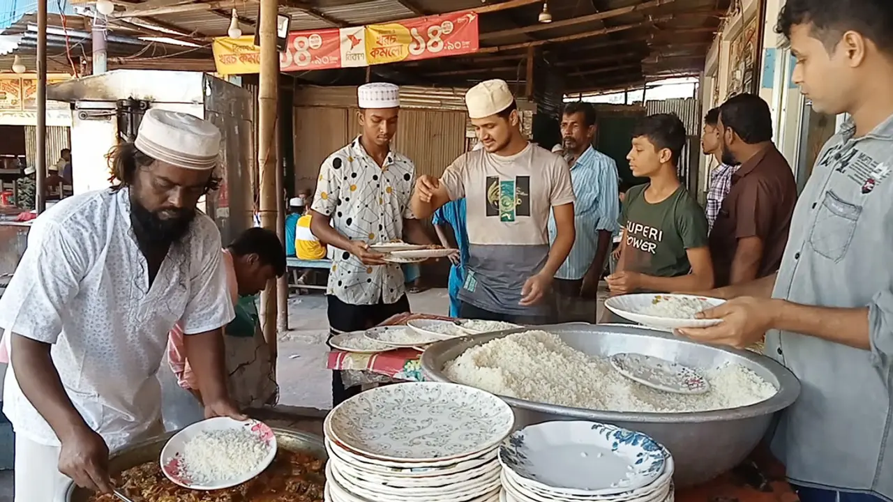 অসহায়দের জন্য সপ্তাহে এক দিন খাবার ফ্রি যে হোটেলে
