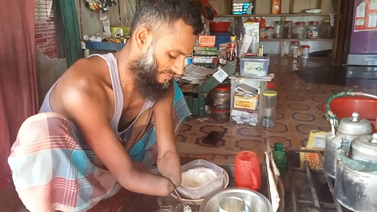 দুই হাত নেই দেলোয়ারের, নিজেই করেন সব কাজ