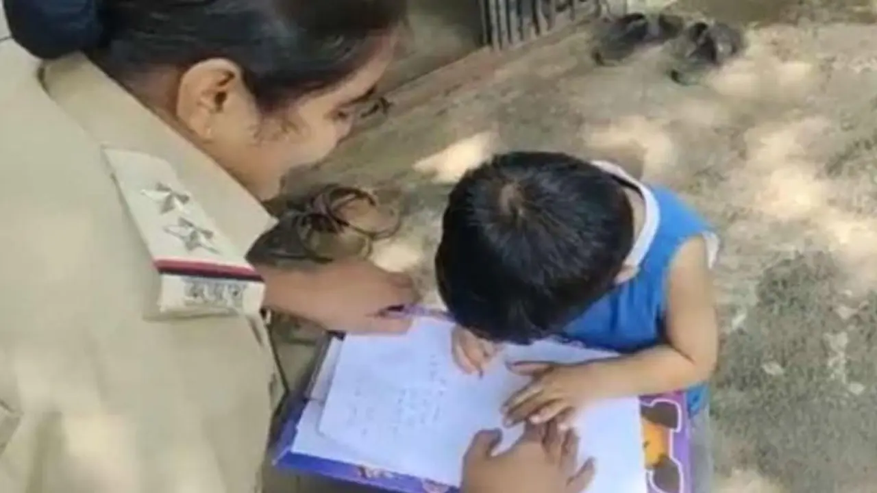 চকলেট চুরি করেছেন মা! অভিযোগ নিয়ে থানায় ছোট্ট শিশু