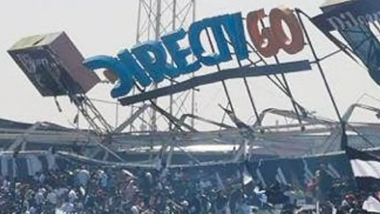 ভেঙে পড়ল ফুটবল স্টেডিয়াম, আহত ৪