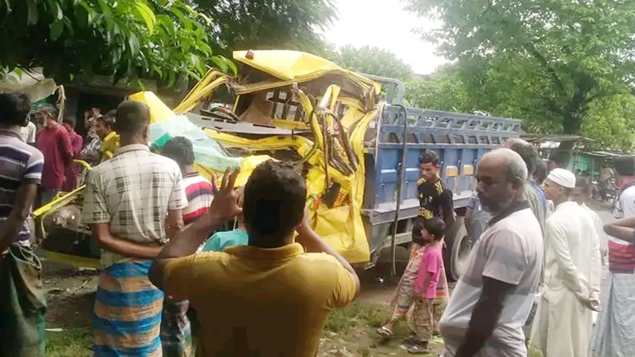 দাঁড়িয়ে থাকা ট্রাকে চলন্ত ট্রাকের ধাক্কা, প্রাণ গেল চালকের