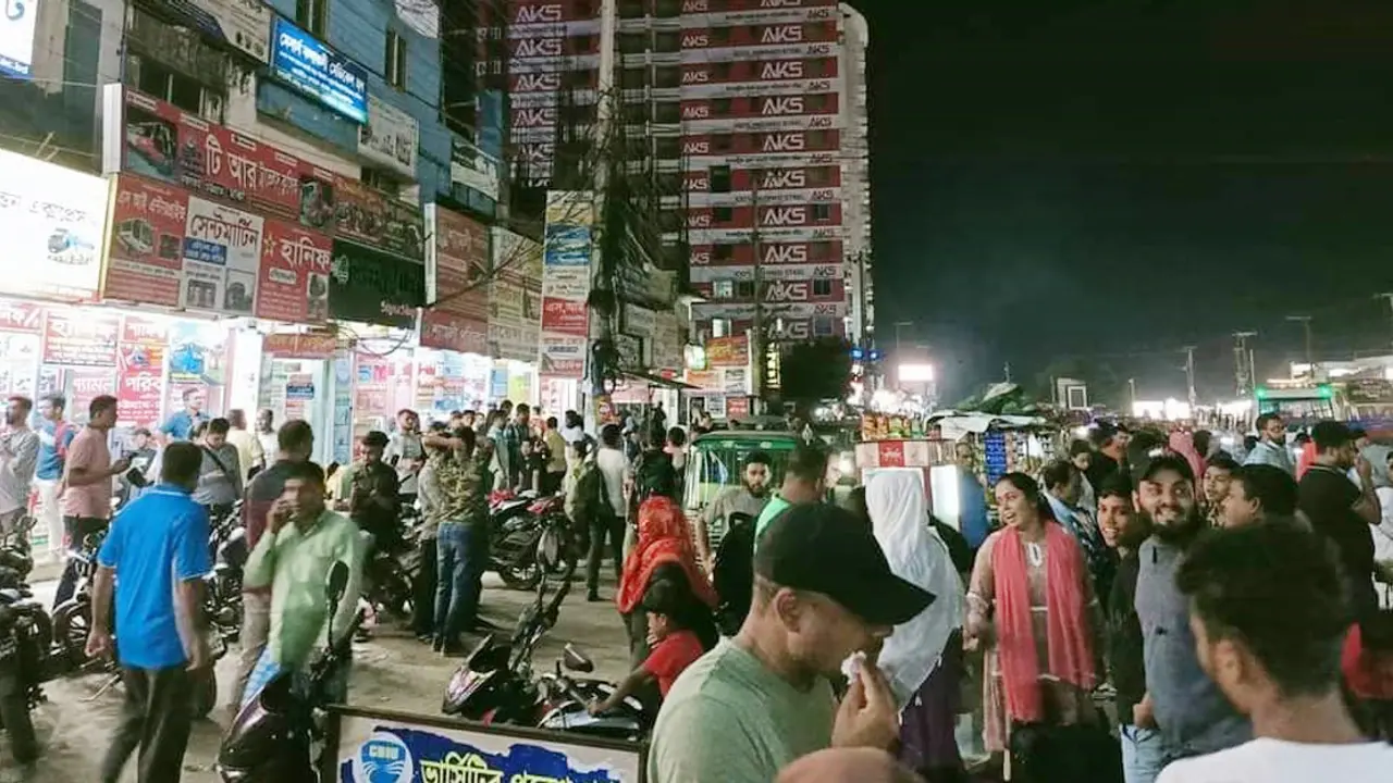 হোটেল খালি নেই কক্সবাজারে, ফুটপাতে রাত কাটাচ্ছেন পর্যটকরা