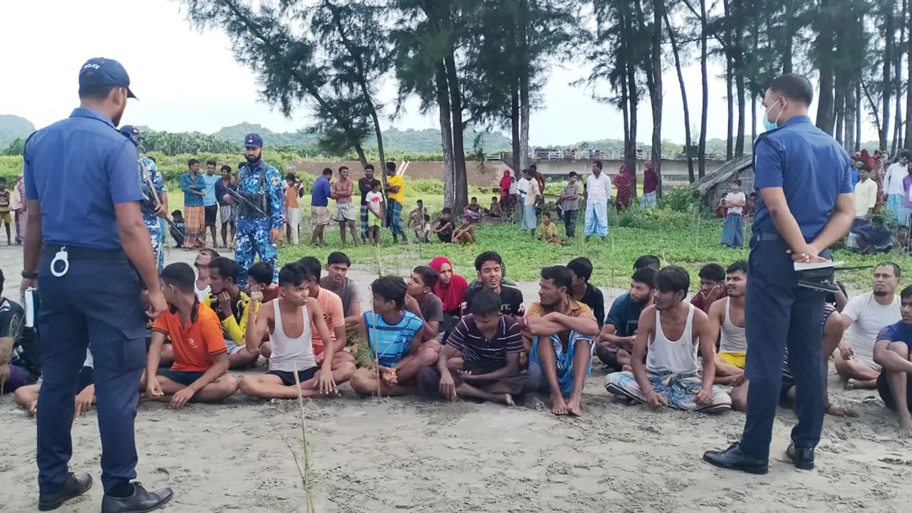 মালয়েশিয়া যাওয়ার পথে ট্রলারডুবি : রোহিঙ্গাসহ ৩০ জন উদ্ধার