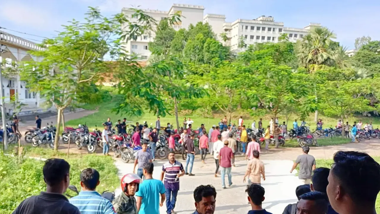 ছাত্রলীগের উত্তেজনায় অনির্দিষ্টকালের জন্য বন্ধ কুবি