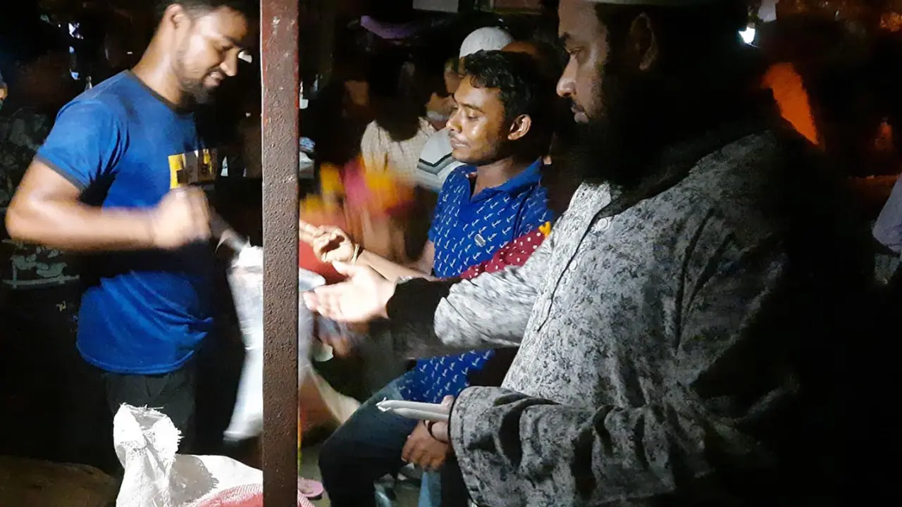 ৫ টাকার মোমবাতি ২০ টাকা!