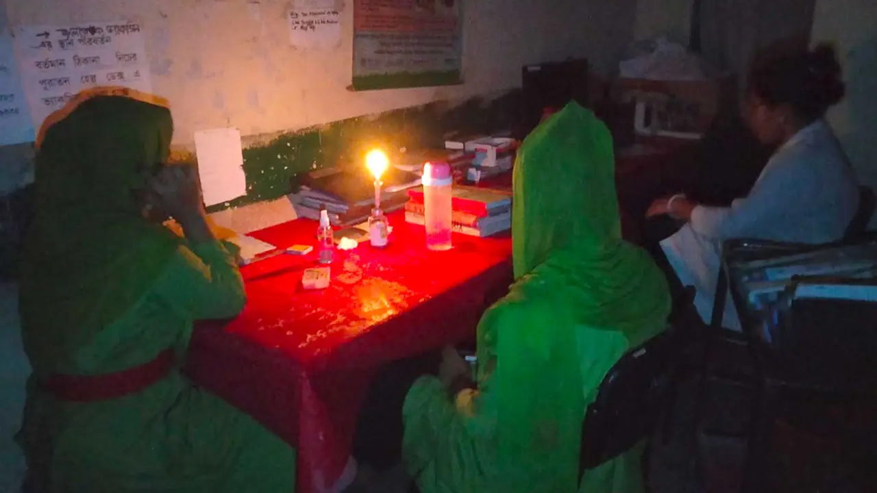 ৭ ঘণ্টা বিদ্যুৎহীন নীলফামারী, মোমবাতির আলোতে চিকিৎসা