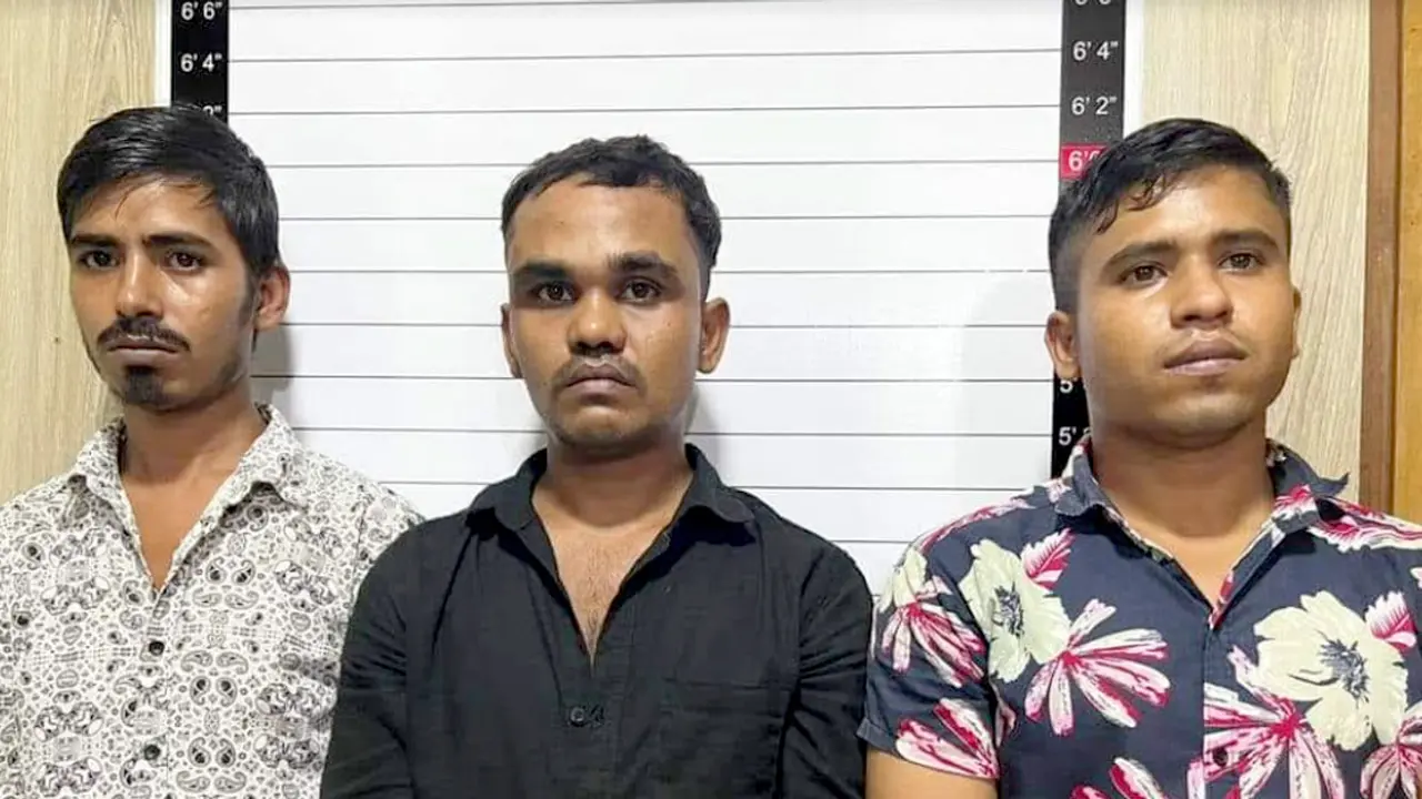 বাসে ঝগড়া লাগিয়ে মোবাইল হাতিয়ে নিতেন তারা