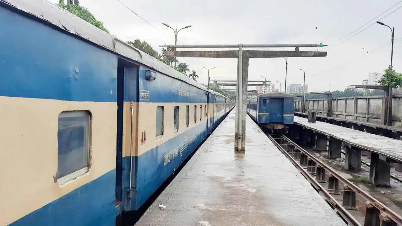 ট্রেনের কোটি টাকার ওয়াশিং প্ল্যান্ট : যেখানে হাত-ই শেষ সম্বল