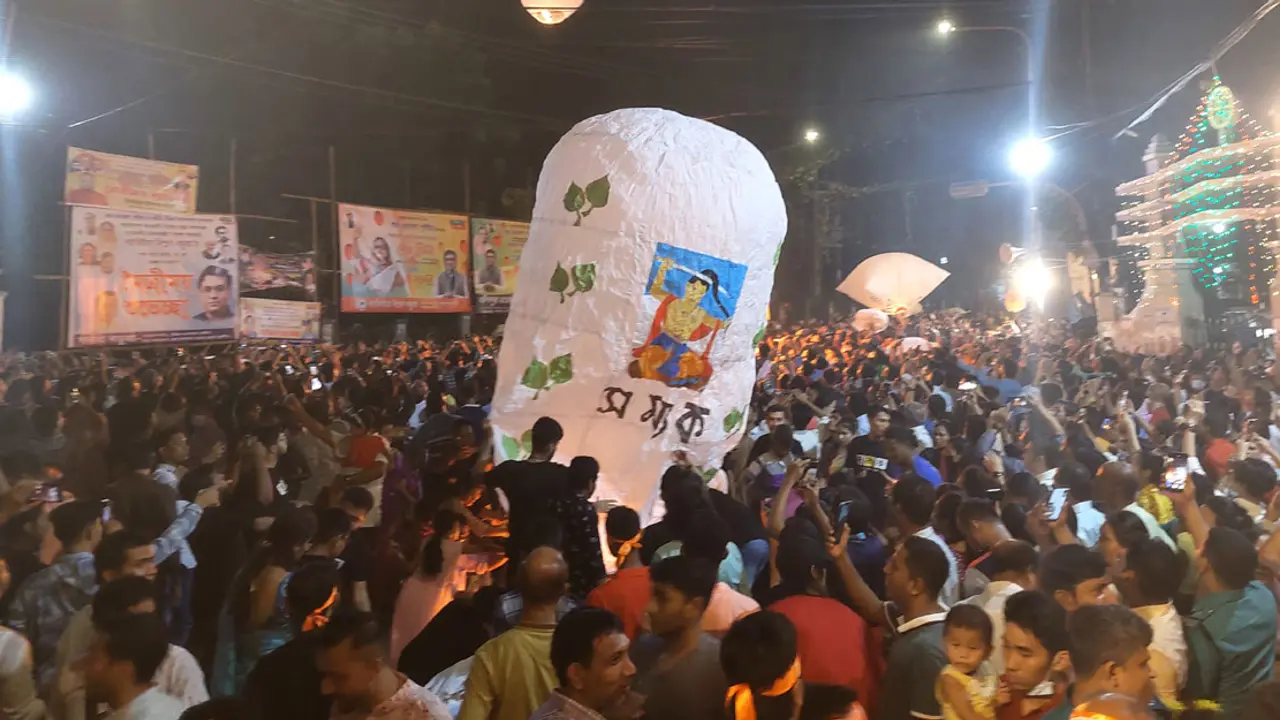 ফানুসের আলোয় রাঙা হলো চট্টগ্রামের আকাশ