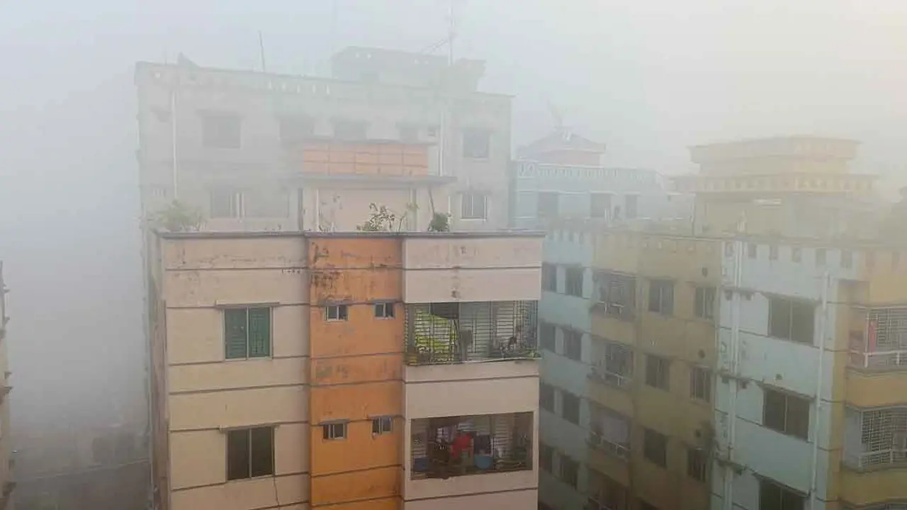 ঘন কুয়াশায় ‘ঢাকা’