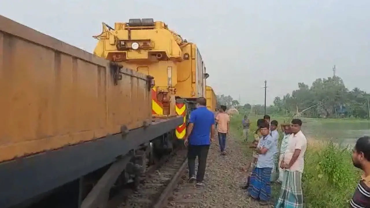 ৮ ঘণ্টা পর ঢাকার সঙ্গে রেল যোগাযোগ স্বাভাবিক