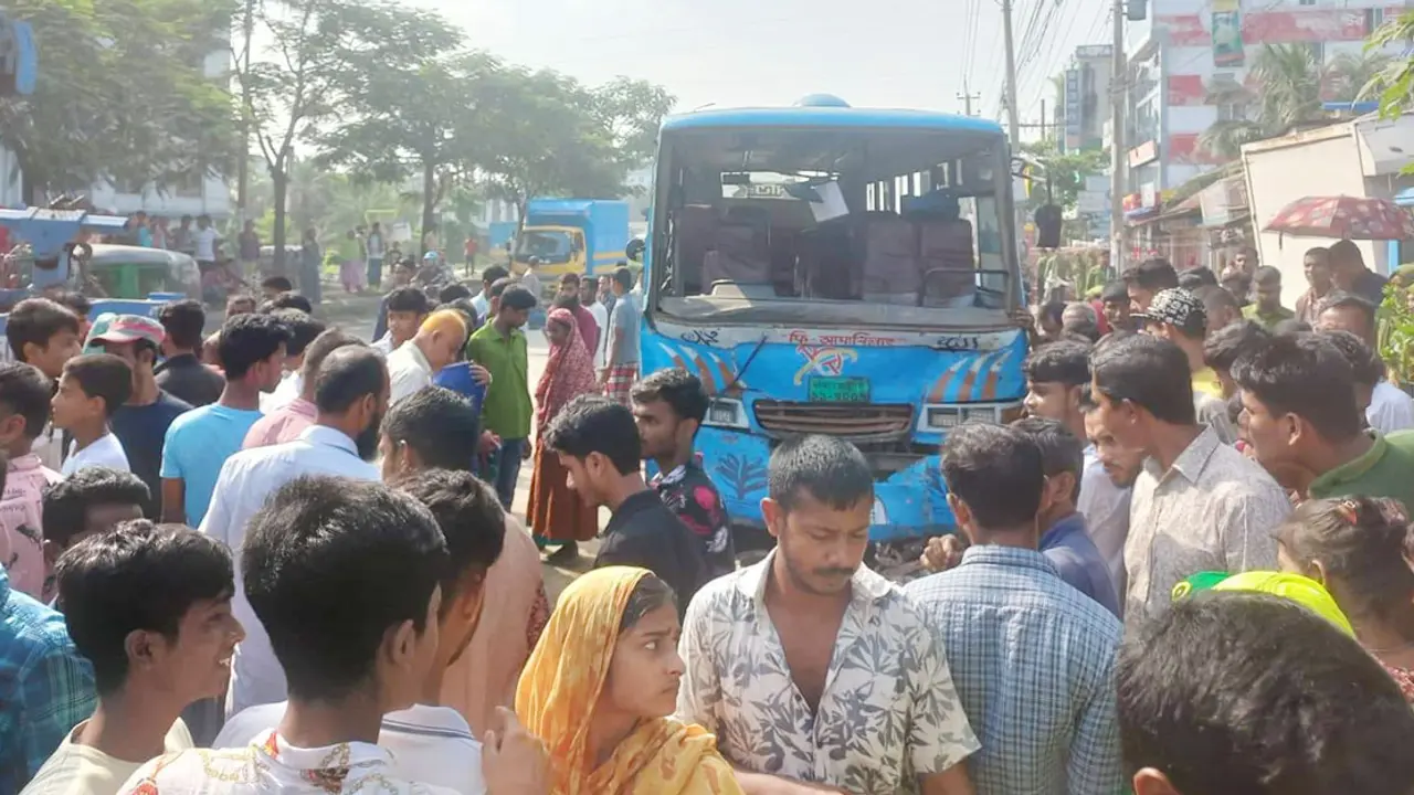 গাজীপুরে দাঁড়িয়ে থাকা ভ্যানে বাসের ধাক্কা, প্রাণ গেল ৪ জনের