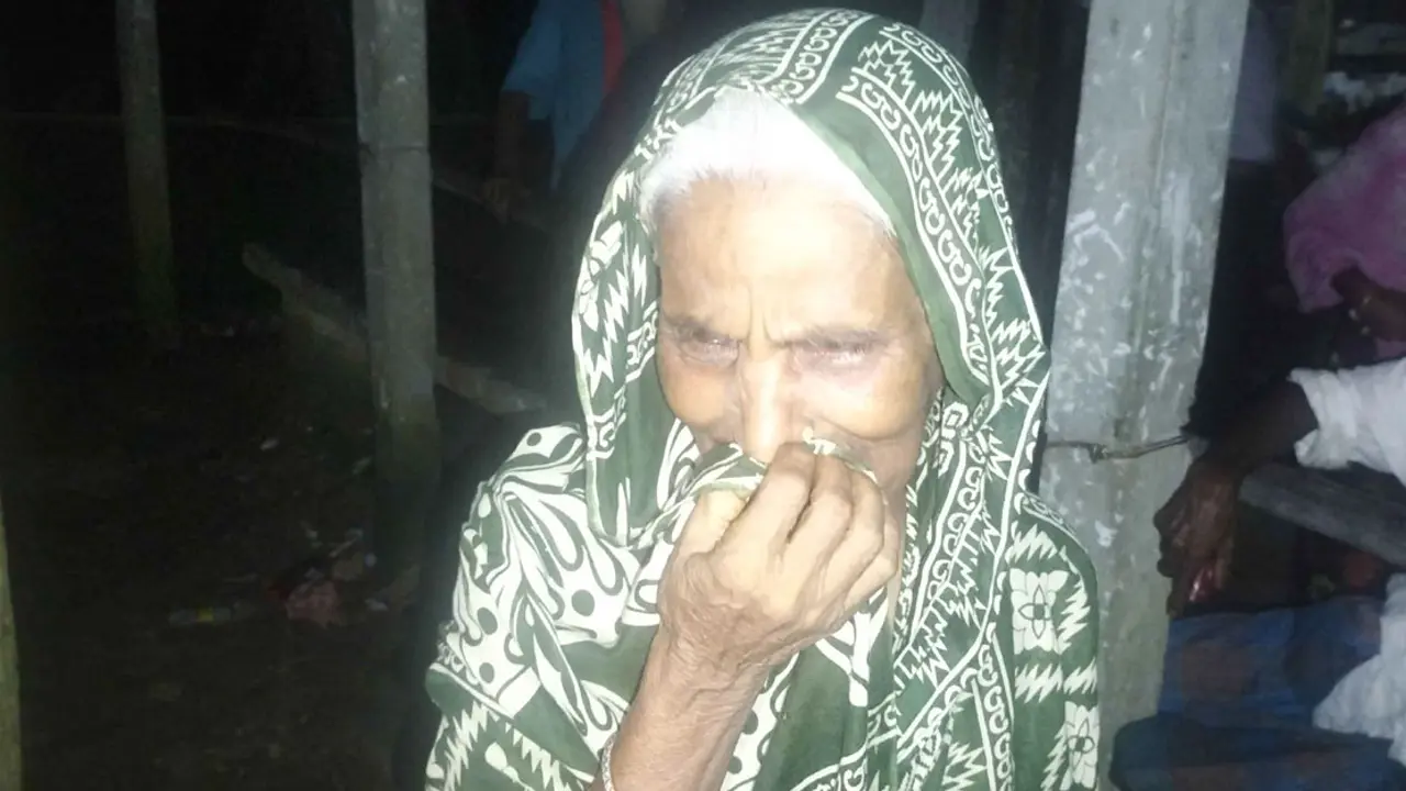 জমি লিখে নিয়ে মাকে বাড়ি থেকে বের করে দিয়েছে সৎ ছেলে
