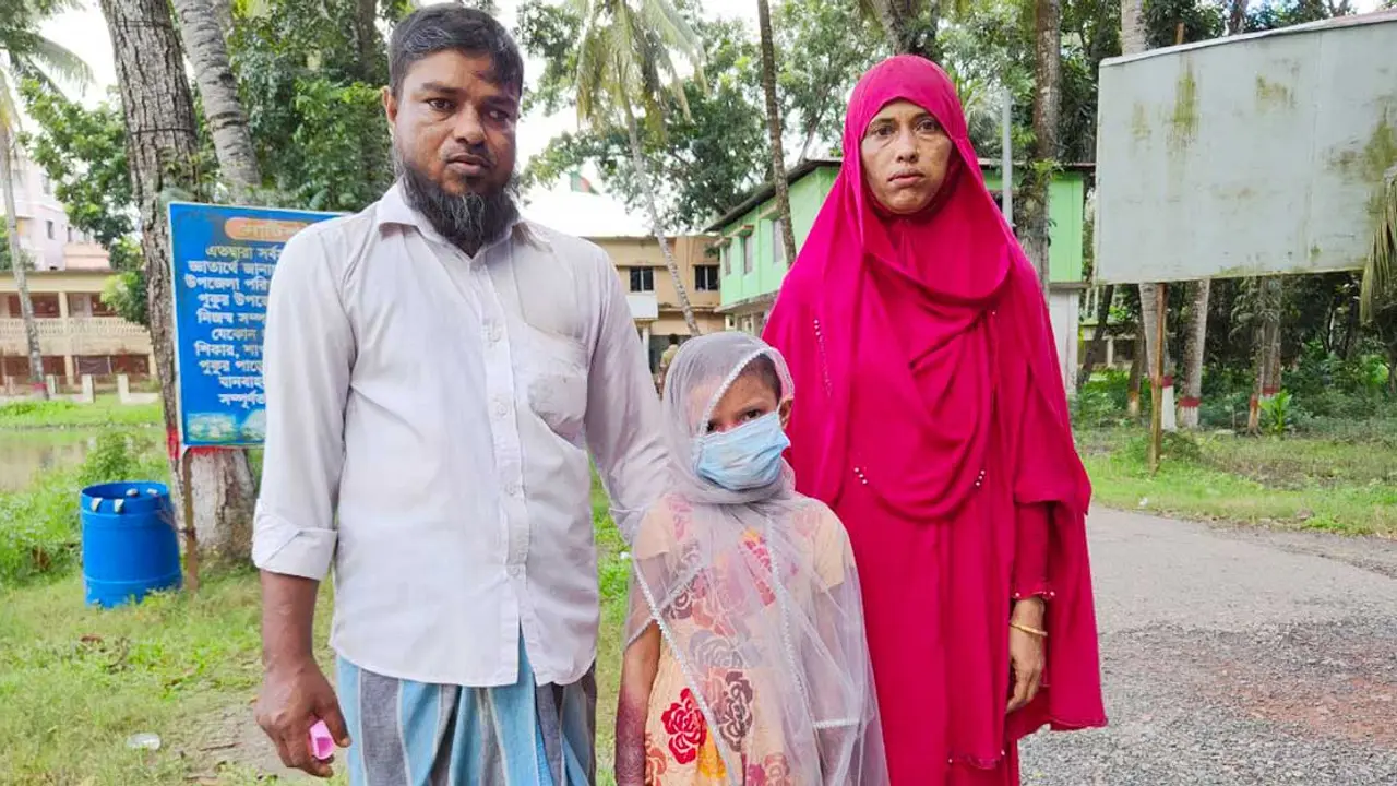 স্কুলে কেউ হাফসার সঙ্গে কথা বলে না, পাশেও বসে না