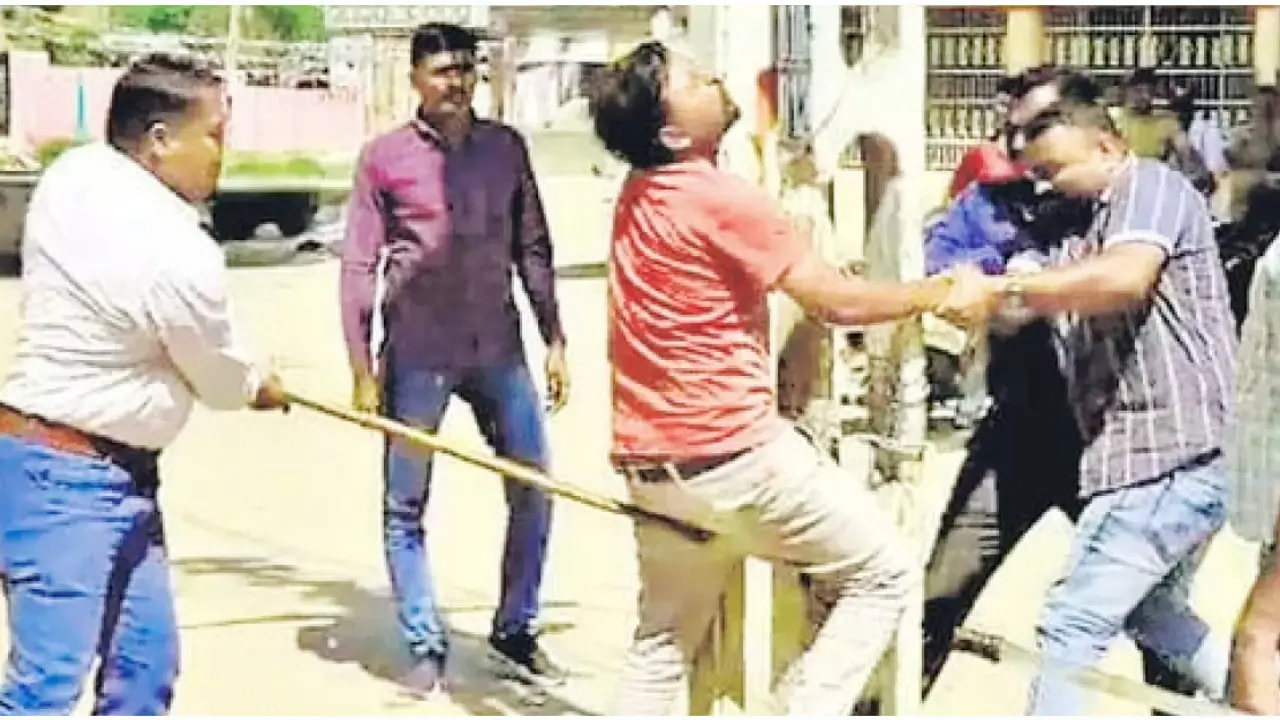 ভিডিও: গুজরাটে মুসলিমদের খুঁটিতে চেপে ধরে পুলিশের মারপিট