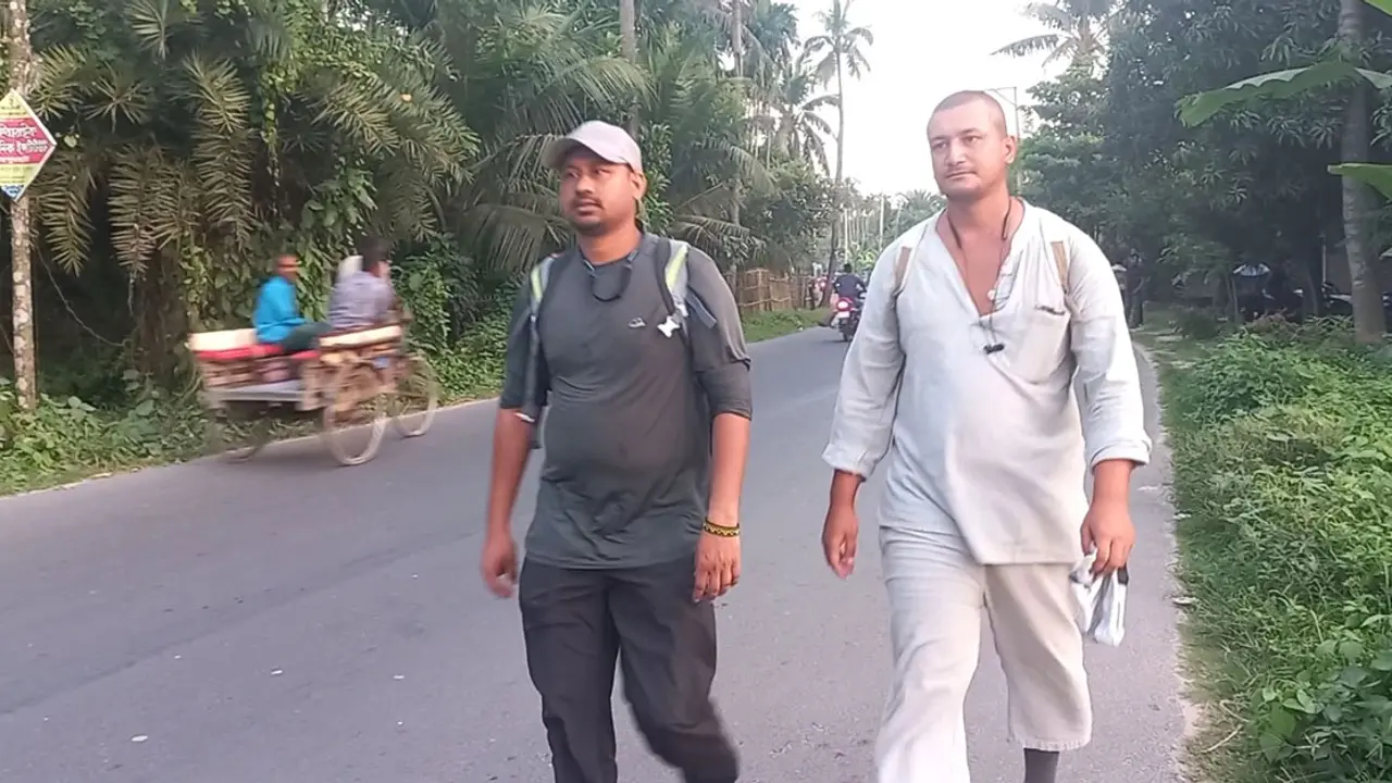 হেঁটেই বাংলাদেশ ভ্রমণ করছেন নেপালি যুবক