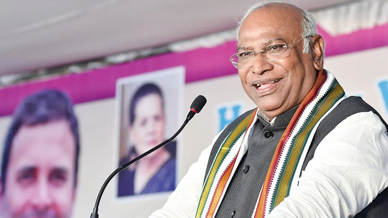 দুই যুগ পর গান্ধী পরিবারের বাইরে প্রথম সভাপতি পেল কংগ্রেস