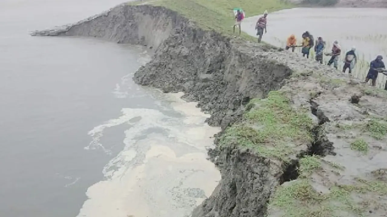 খুলনায় ঝোড়ো হাওয়াসহ বৃষ্টি, বাঁধে ভাঙন