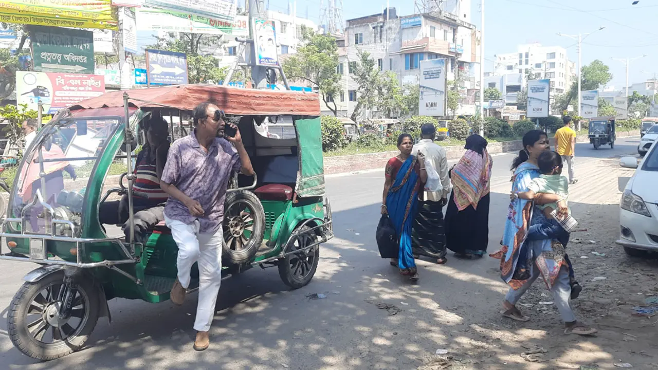 খুলনায় বাস-লঞ্চ ধর্মঘট, পথে পথে যাত্রীদের ভোগান্তি