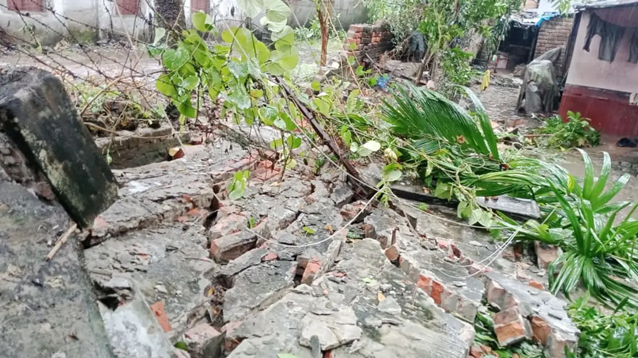 খুলনায় ভেঙেছে ১৬৫০ ঘর, ৬ টন মাছের ক্ষতি