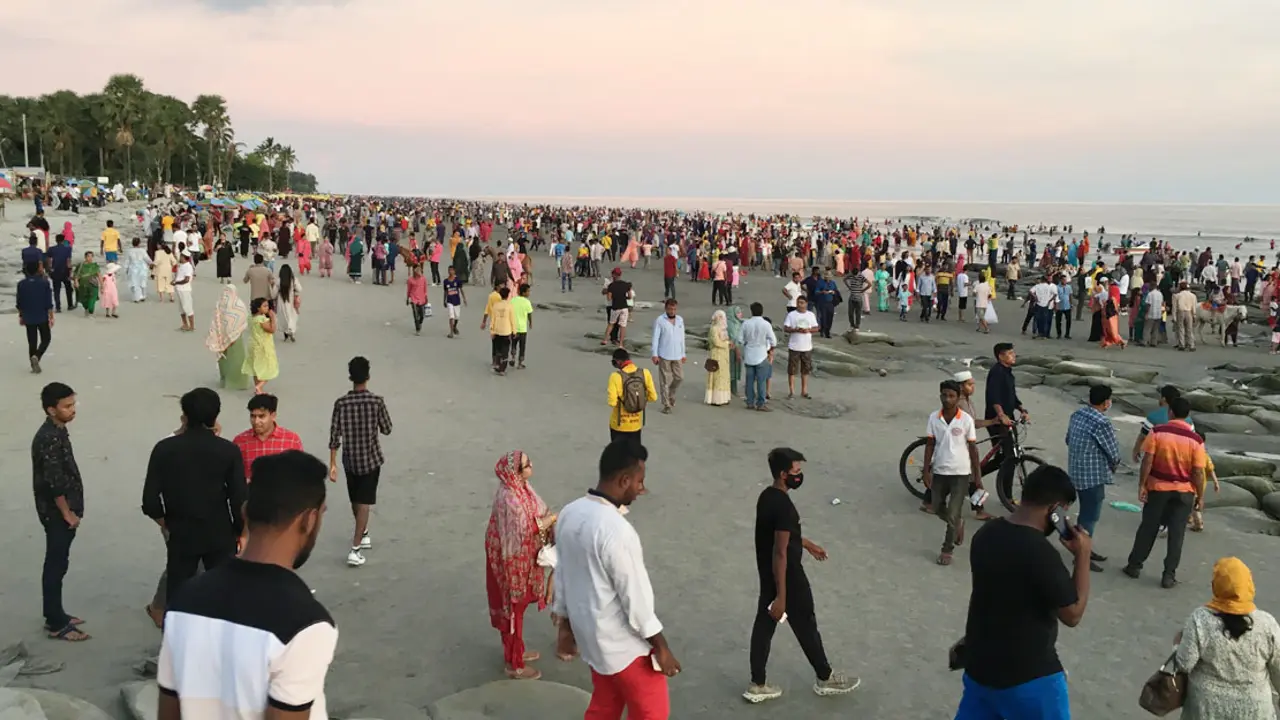 পর্যটকে মুখর কুয়াকাটা, হোটেল না পেয়ে বাস-বাসাবাড়িতে রাত্রিযাপন