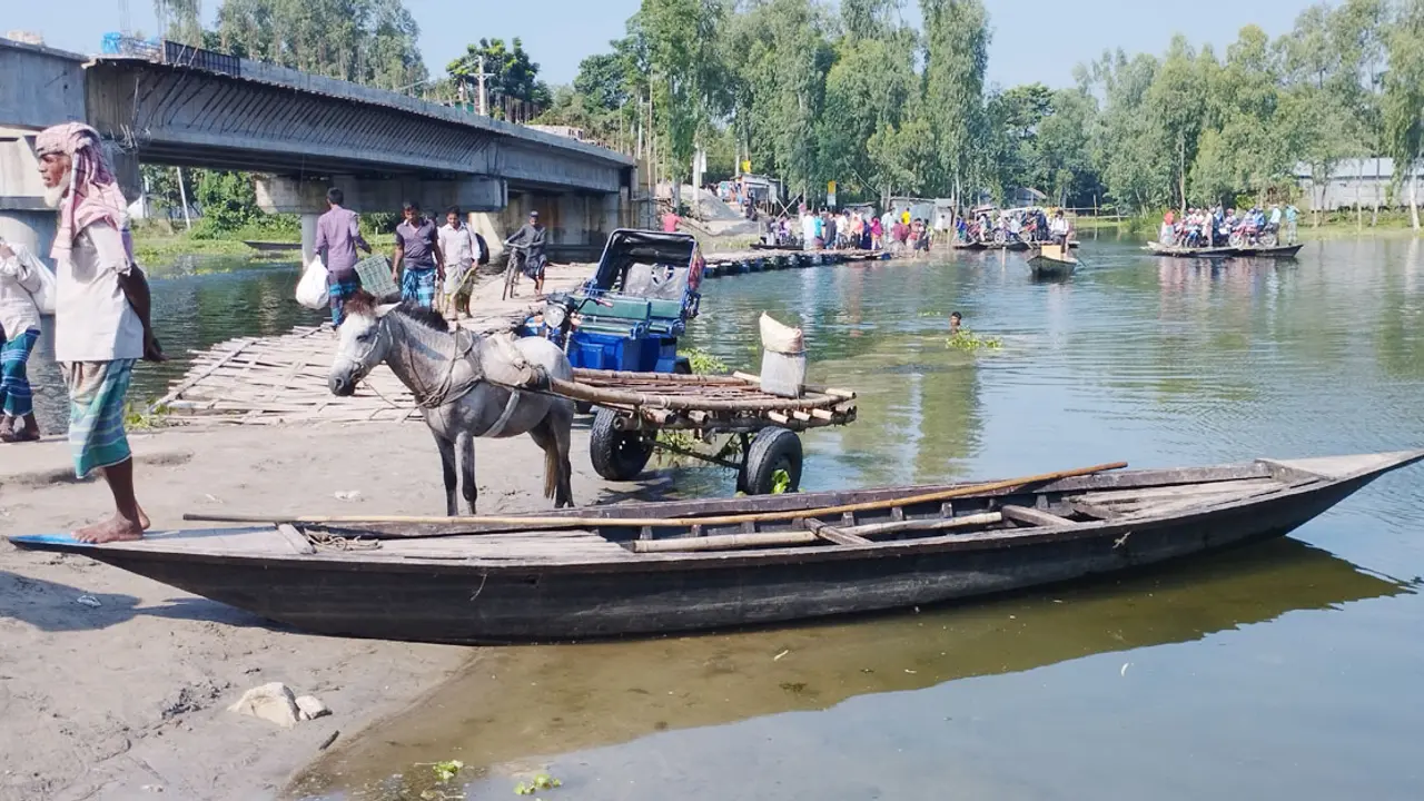 ৪ বছরেও শেষ হয়নি সেতুর নির্মাণকাজ, বেশি ভাড়ায় পারাপার