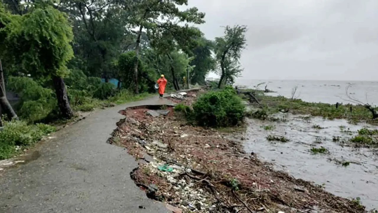 উপকূলে সিত্রাংয়ের আঘাত
