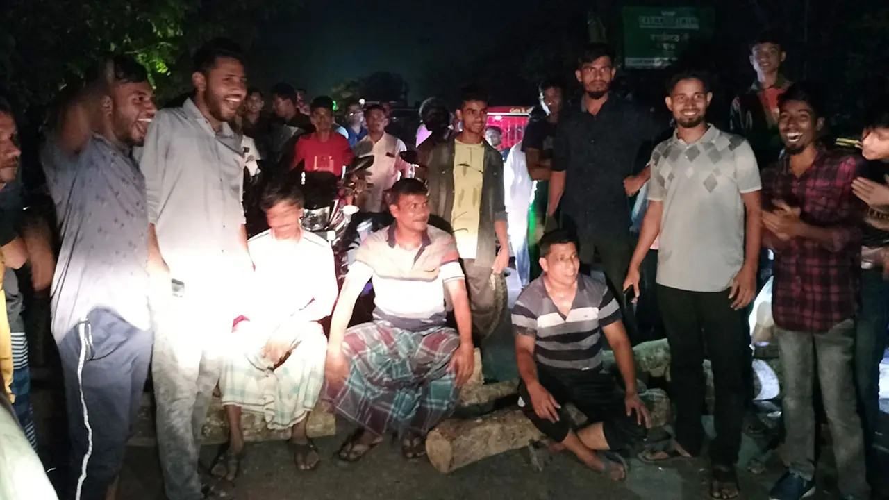 ঘূর্ণিঝড় চলে গেছে কিন্তু চার দিনেও বিদ্যুৎ আসেনি