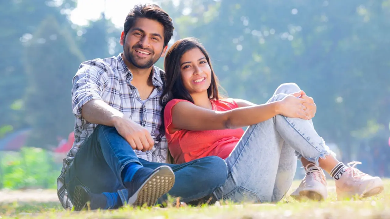 সে আপনাকে ভালোবাসার অভিনয় করছে, বুঝবেন যেভাবে