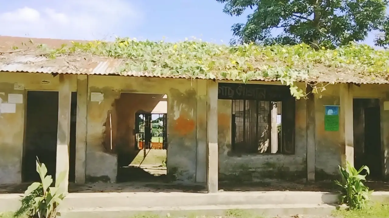 আশ্রয়ণ প্রকল্পের জরাজীর্ণ ঘর, পলিথিন দিয়ে বৃষ্টি ঠেকানোর চেষ্টা
