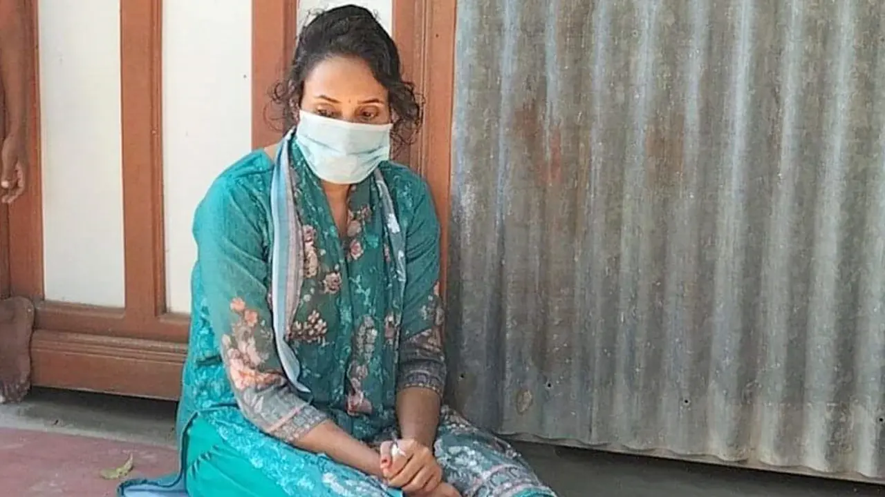 ফেসবুকে পরিচয়, বিয়ের দাবিতে প্রেমিকের বাড়িতে অনশনে তরুণী