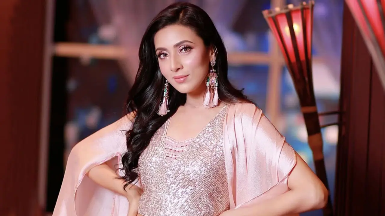 ‘অহংকার পতনের মূল’, মিমের পোস্ট ঘিরে রহস্য