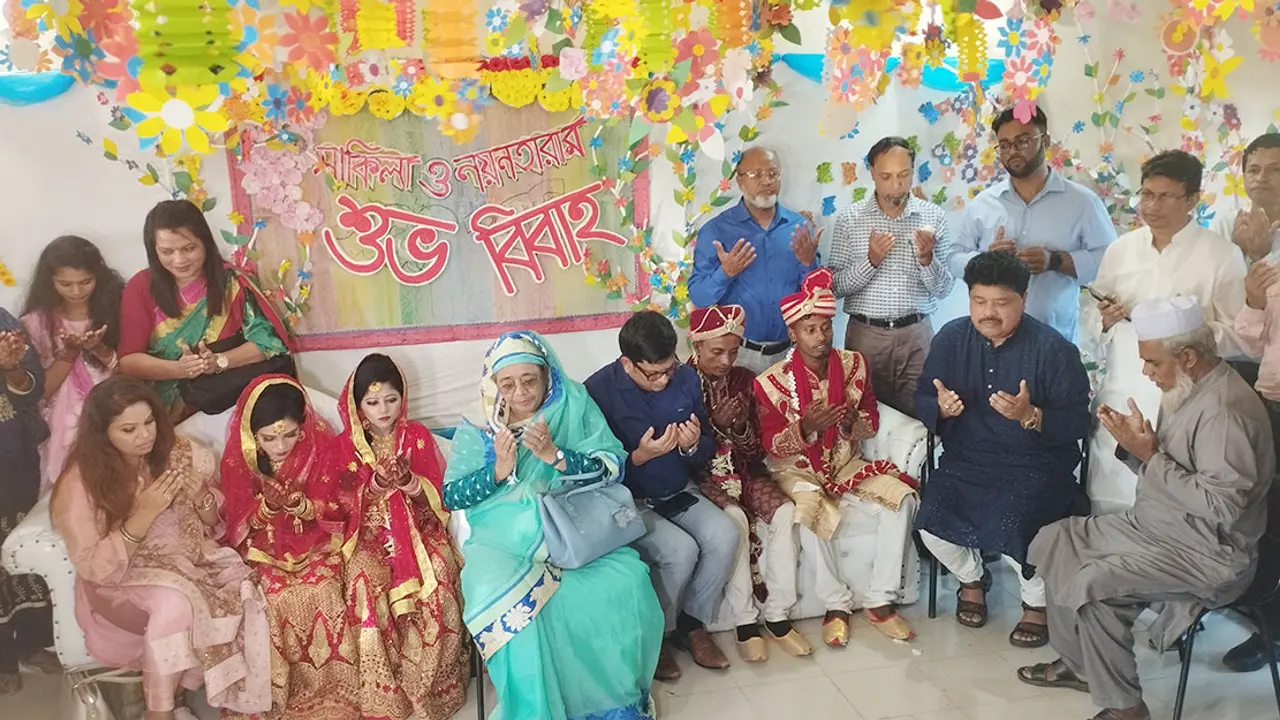 অনাথ দুই মেয়ের বিয়ে দিলেন ডিসি