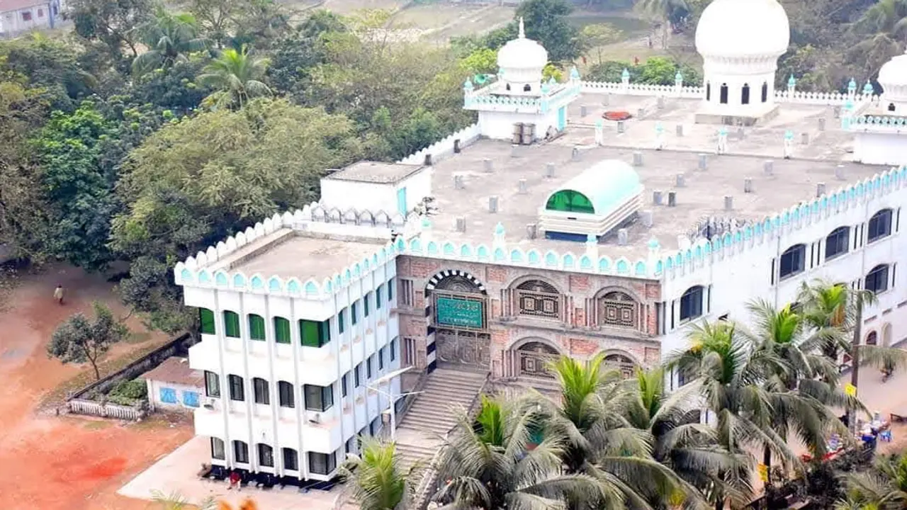 মুঘল নির্মাণশৈলীর যে মসজিদ এখনো নজর কাড়ে দর্শনার্থীদের