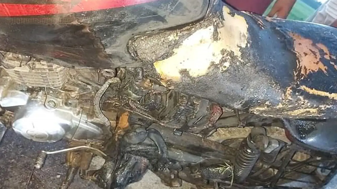 পুলিশ কাগজ দেখতে চাওয়ায় নিজের মোটরসাইকেলে আগুন
