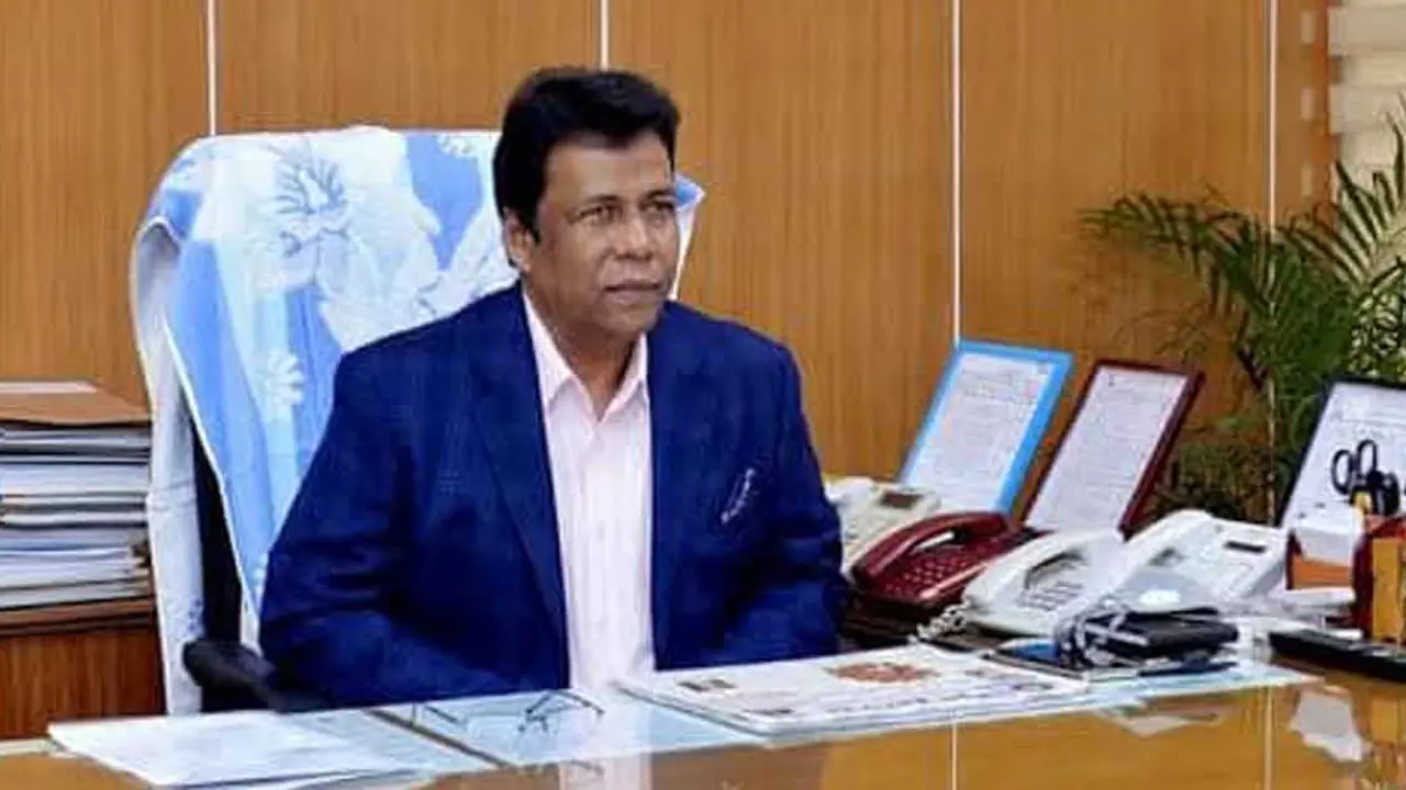 মেয়াদ শেষ হওয়ার আগেই তথ্য সচিবকে অবসরে পাঠাল সরকার
