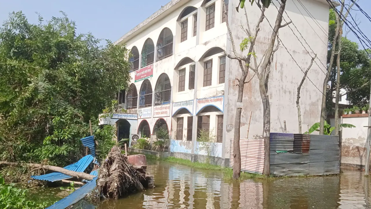 পানিতে ডুবে আছে স্কুলের চারপাশ, বিপাকে শিক্ষার্থীরা