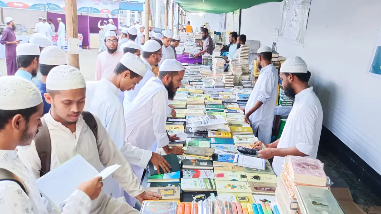 ময়মনসিংহে জমে উঠেছে ইসলামি বইমেলা