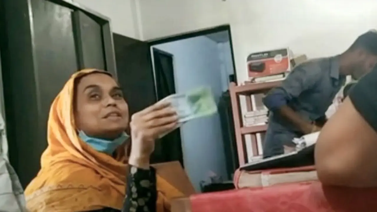 দর-কষাকষি করে ঘুষ নেন সহকারী ভূমি কর্মকর্তা, ভিডিও ভাইরাল