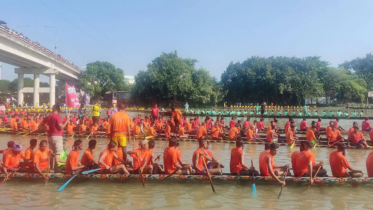 এস এম সুলতান নৌকা বাইচ দেখতে চিত্রার দুই পাড়ে লাখো মানুষের ঢল