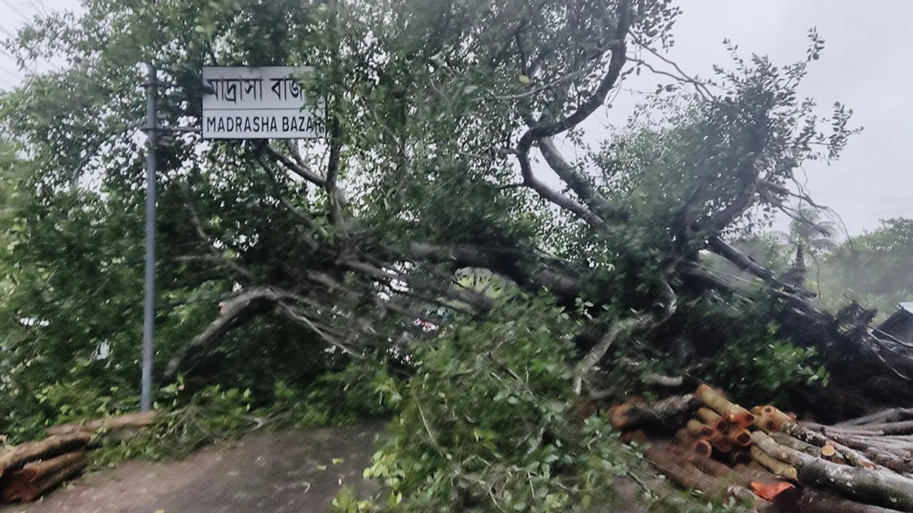সিত্রাংয়ের প্রভাব, নড়াইলের সঙ্গে সারাদেশের যোগাযোগ বিচ্ছিন্ন