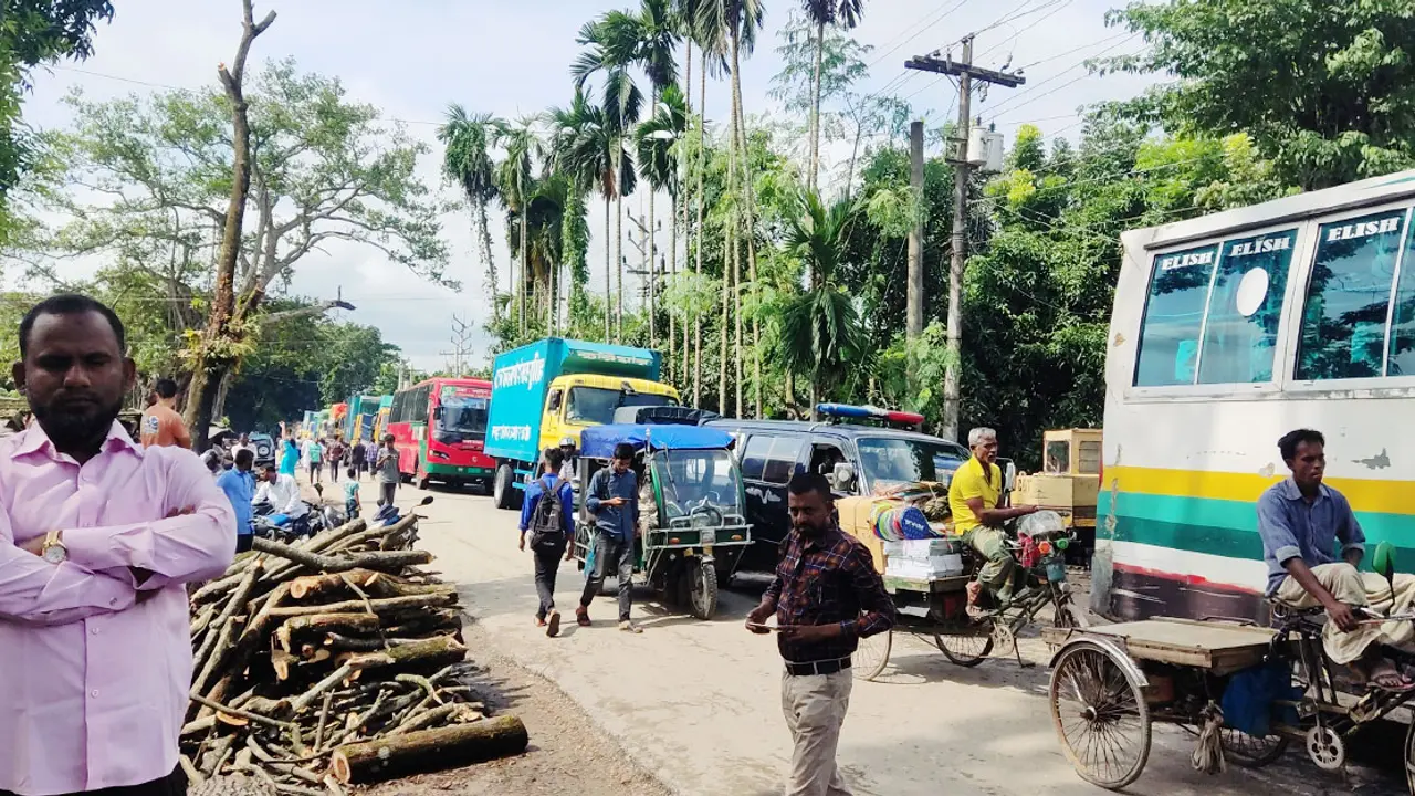 ১৮ ঘণ্টা পর নড়াইলের সঙ্গে সারা দেশের সড়ক যোগাযোগ চালু