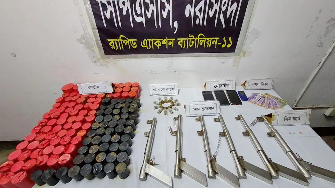 রায়পুরায় ১৩৮টি ককটেলসহ তিন সন্ত্রাসী গ্রেপ্তার