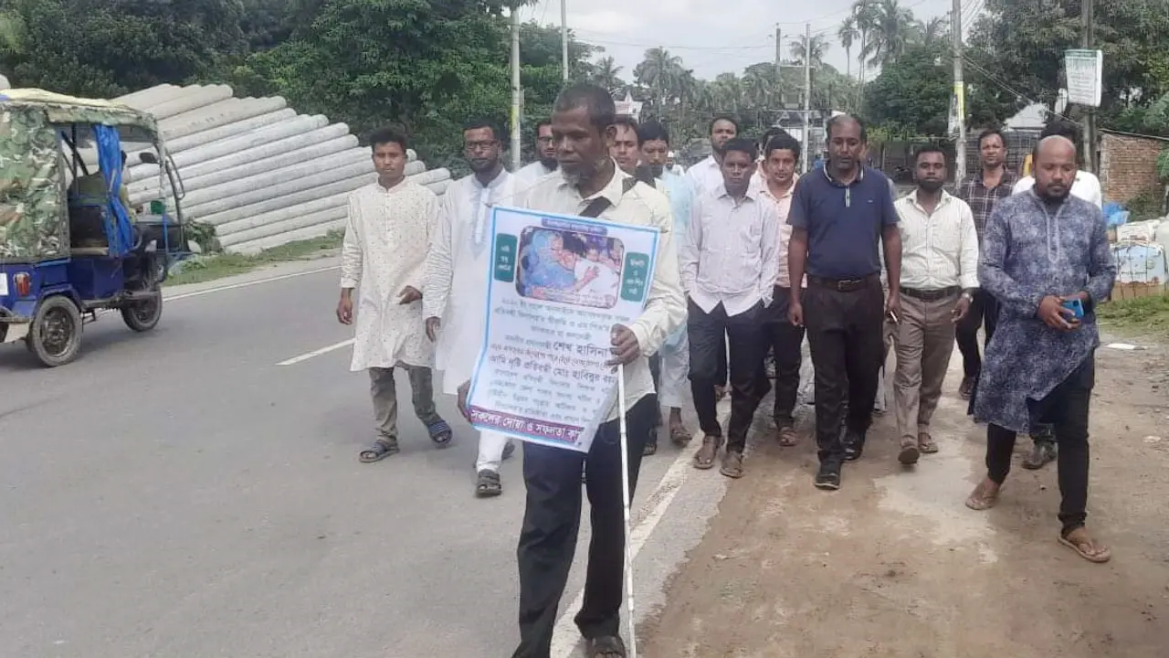 ১৫৯ কিমি হেঁটে ঢাকার পথে দৃষ্টিপ্রতিবন্ধী শিক্ষক হাবিবুর