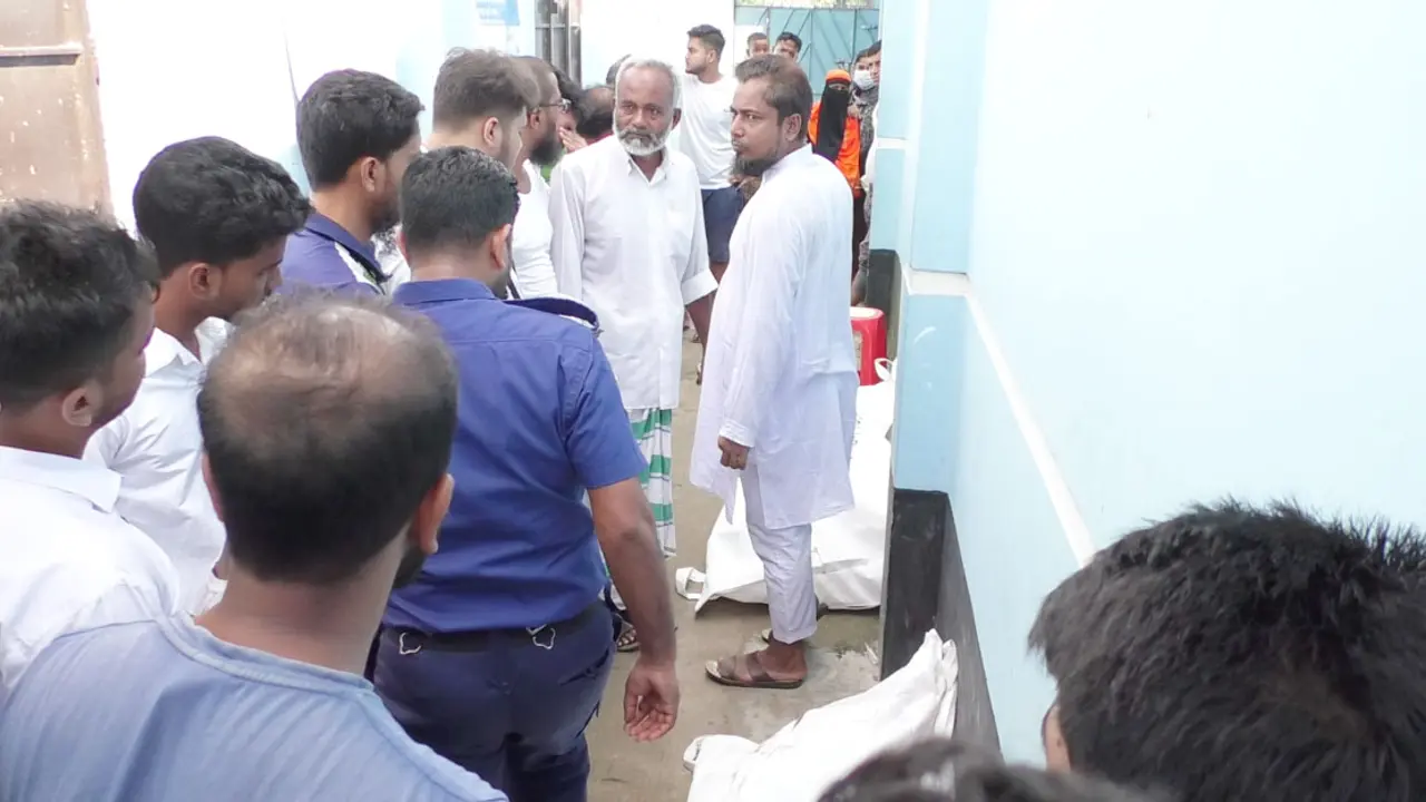 বাসের ধাক্কায় অটোরিকশা খাদে, প্রাণ গেল কলেজছাত্রসহ ২ জনের
